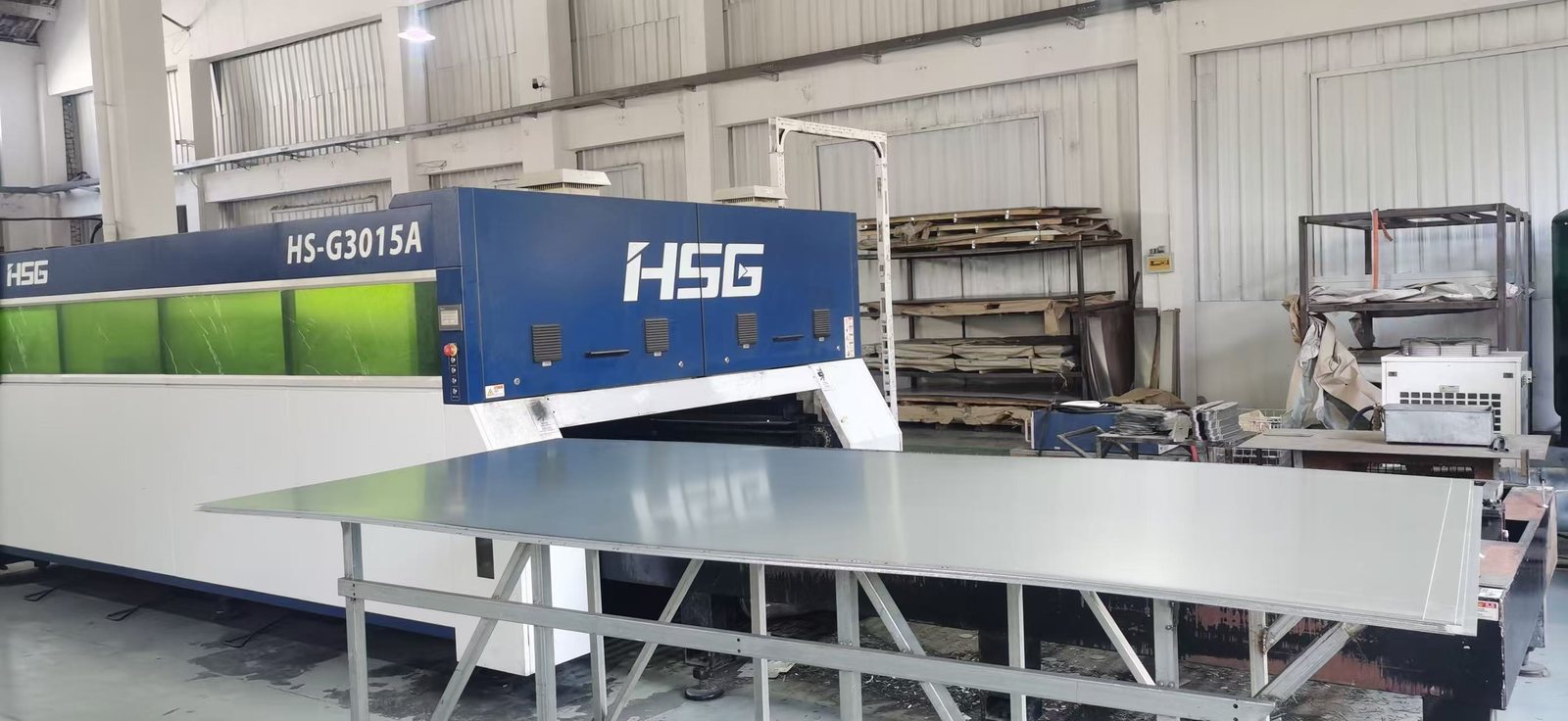 Full sheet steel loaded directly onto the fiber laser cutting bed